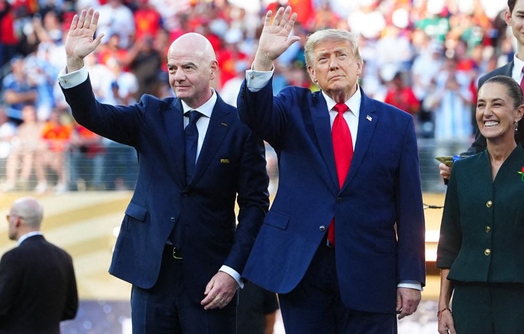 A pesar de los abucheos del estadio, Trump (otra vez) juega inteligentemente durante la entrega de trofeos A pesar de los abucheos del estadio, Trump (otra vez) juega inteligentemente durante la entrega de trofeos